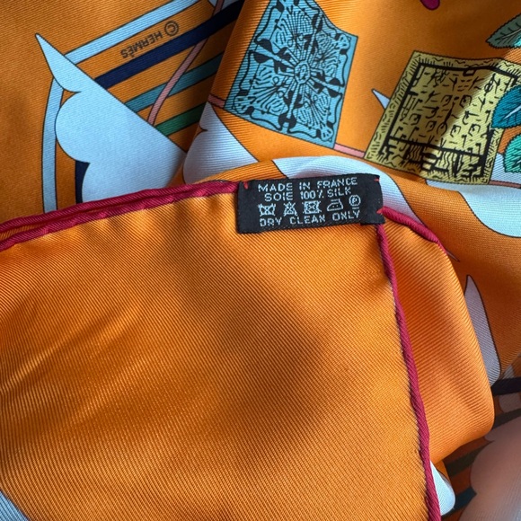 100000% authentic Hermès La Maison des Carrés Orange Silk Scarf - Picture 2 of 2